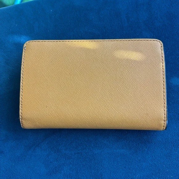 Michael Kors Continental wallet with 5 pockets, 7 card holders and change pocket - Picture 7 of 9